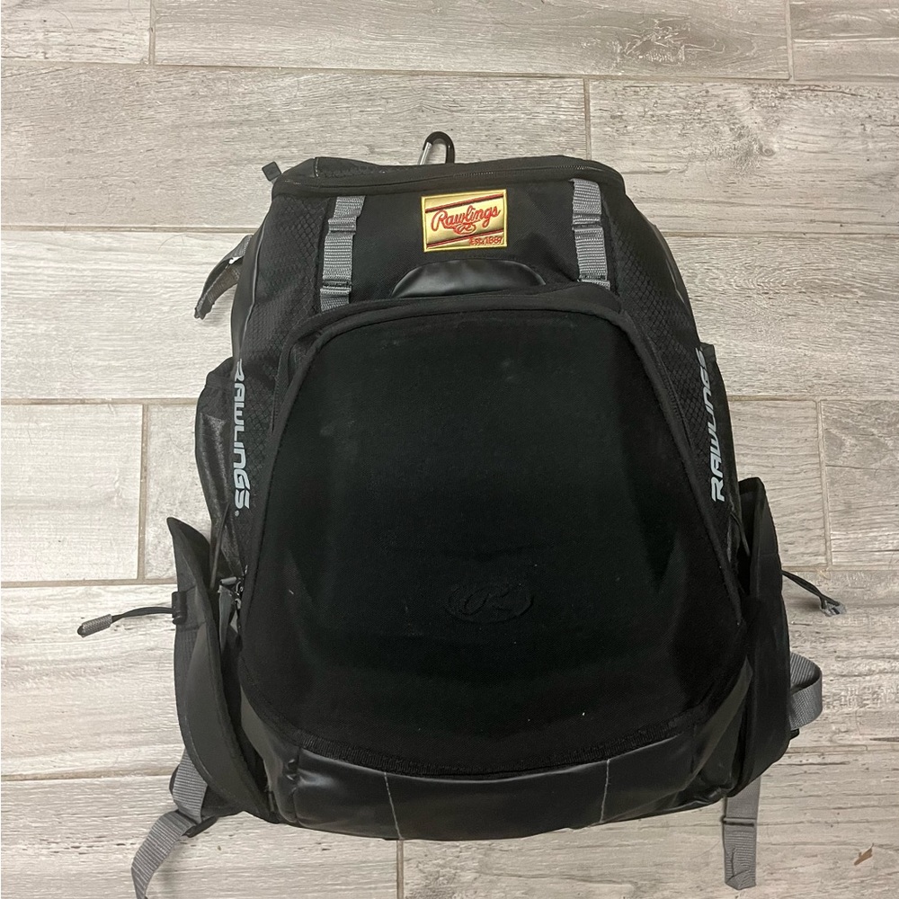 Barely used Rawlings baseball bag in perfect condition.